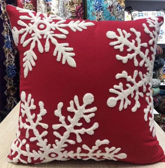 Decoromania Декоративная подушка «Новогодние снежинки»